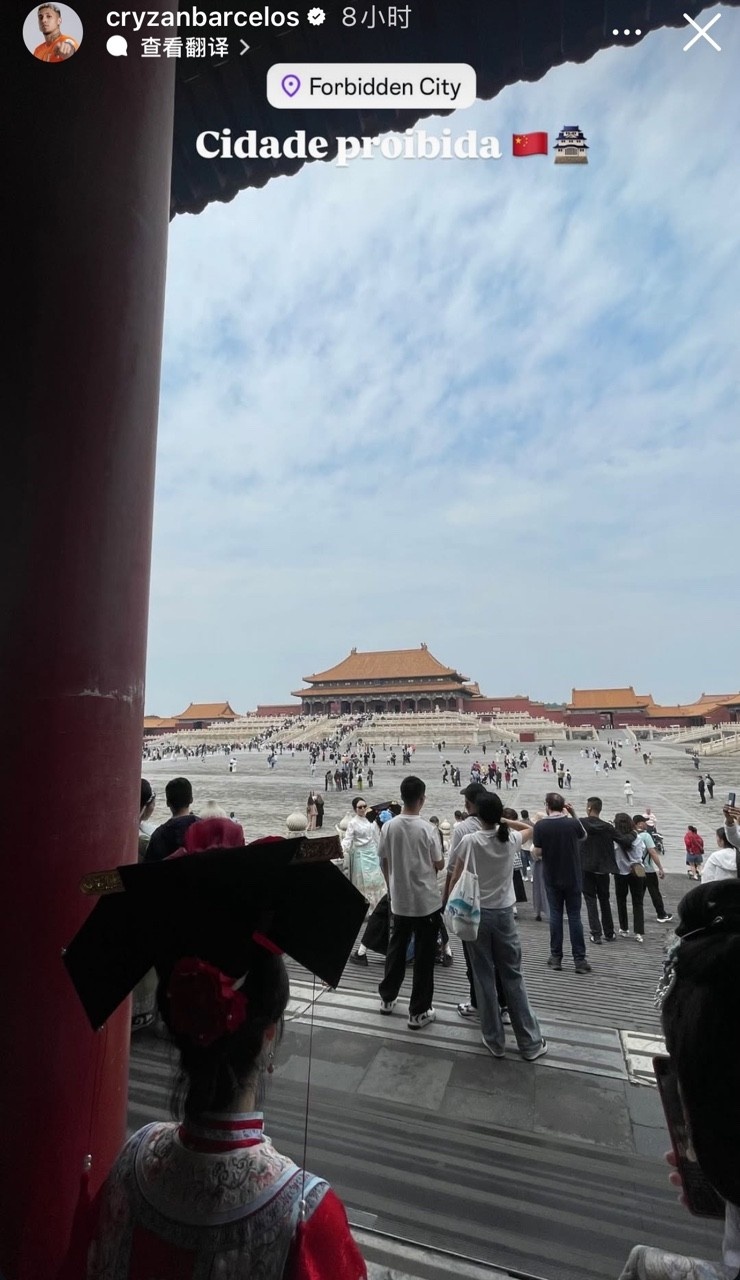 泰山外援克雷桑与爱侣同游故宫 开启中国名胜打卡之旅