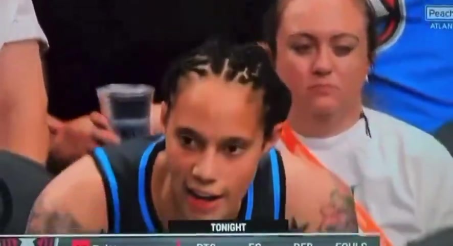 WNBA赛场爆发种族歧视争议 哈格里娜怒喷裁判"垃圾白女"遭6犯驱逐