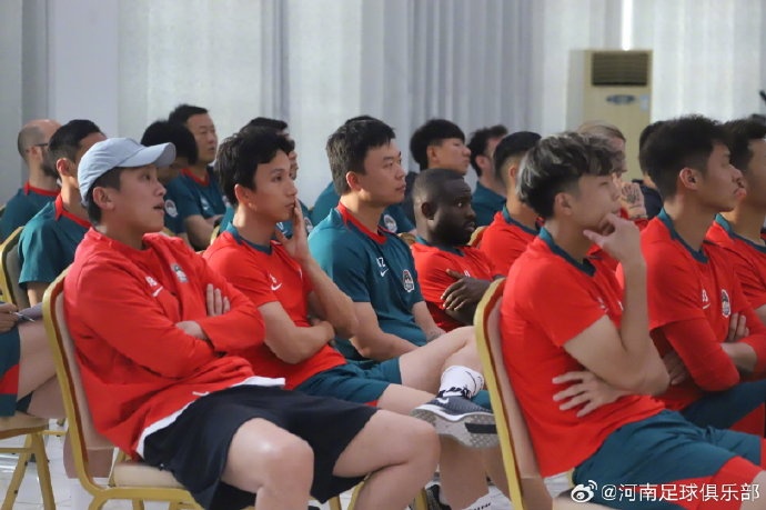 河南足坛重磅行动 职业队双管齐下严抓纪律与球员心态